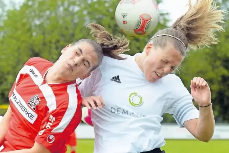 Neben Natalie Klupp und Silvana Arcangioli ist FFC-Coach Niko Koutroubis im Spiel in Leverkusen auch Stürmerin Kristin Götz (lin