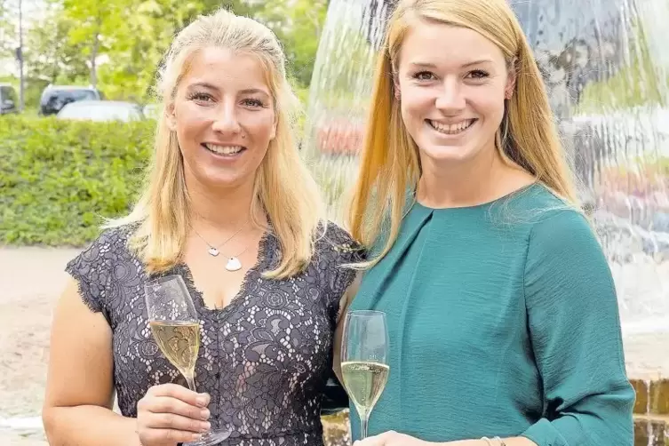 Die neuen Weinprinzessinen der Südlichen Weinstraße: Gianna Gatto (links) und Sabeth Sedlatschek.