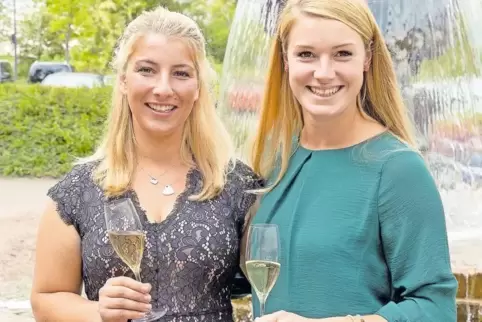 Die neuen Weinprinzessinen der Südlichen Weinstraße: Gianna Gatto (links) und Sabeth Sedlatschek.