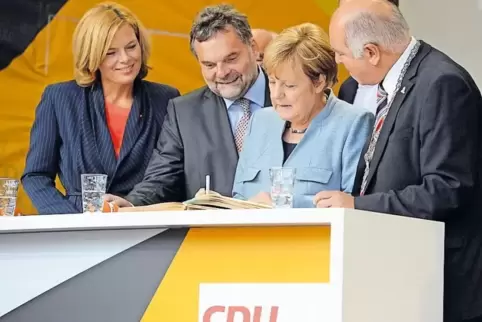 Eintrag ins Goldene Buch der Stadt (von links): Julia Klöckner, Ingo Röthlingshöfer, Angela Merkel, Oberbürgermeister Hans Georg