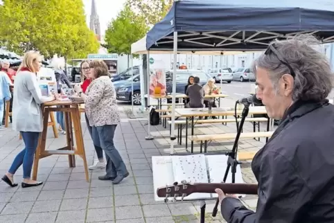 Michael Halberstadt untermalte wieder das Marktfrühstück.