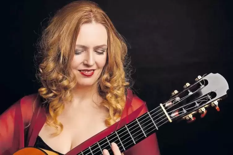 Gitarre und Hände: Diese Werkzeuge hat Heike Matthiesen versichert.