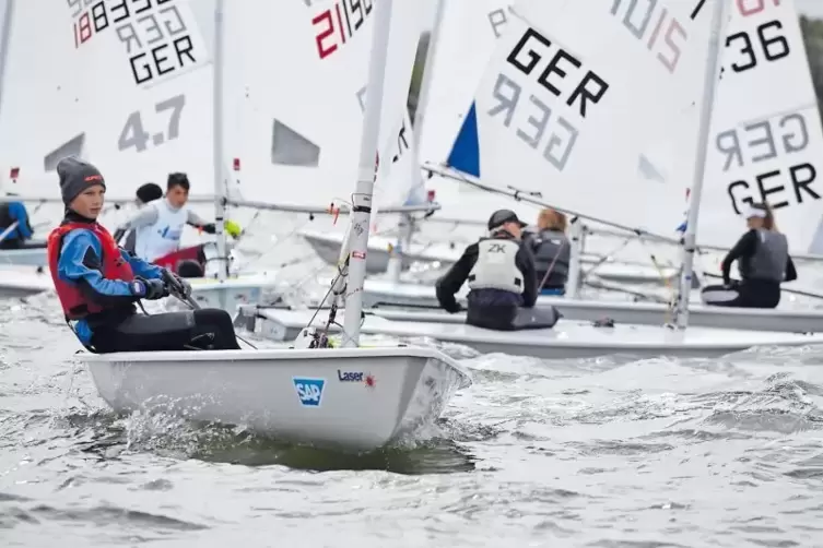 Thomas Rössler (links, vor Travemünde) trainiert in der Pfalz auf dem Silbersee oder dem Altrhein.