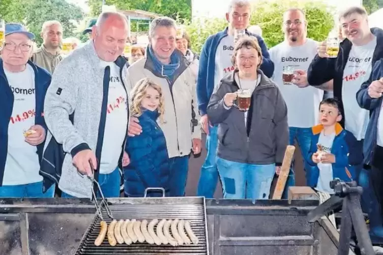 Von Beginn an herrschte gute Stimmung am Grill, wo Ortsbürgermeister Martin Henning sogleich einige Würstchen auflegte. Rechts n