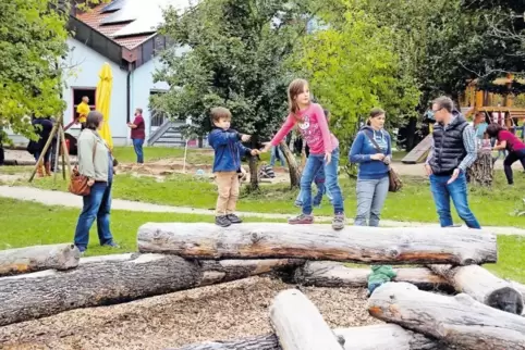 Die Kinder haben die neuen Spielgeräte gleich getestet.