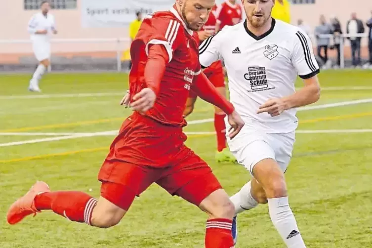 Rainer Stork (rotes Trikot), hier im Zweikampf mit Mutterstadts David Furch, erzielte das Führungstor für den SV Weisenheim.