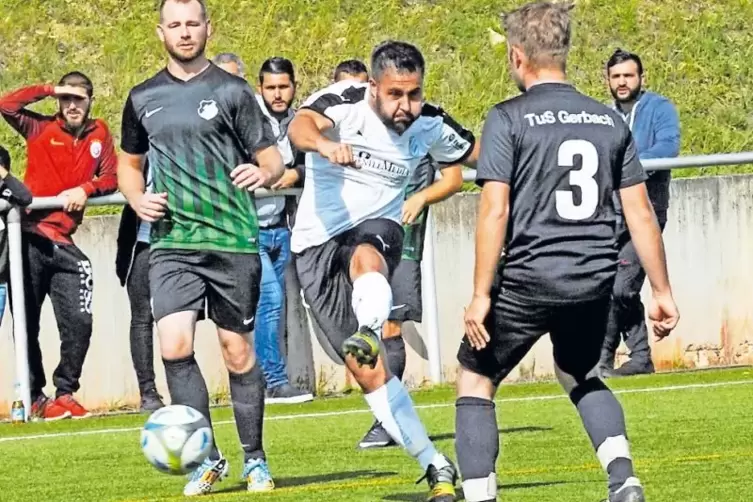 Hasan Yildiz (weißes Trikot) beim Schuss: Der Kerzenheimer erzielte einen sehenswerten Treffer – der aber nicht zählte.