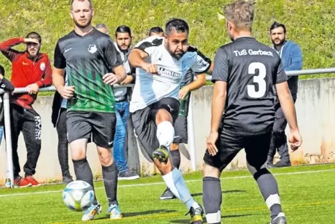 Hasan Yildiz (weißes Trikot) beim Schuss: Der Kerzenheimer erzielte einen sehenswerten Treffer – der aber nicht zählte.