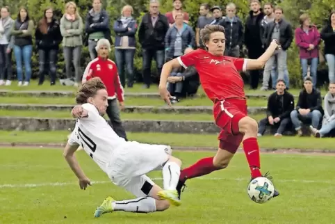 Brenzlige Situation in Schaidt: Der Steinfelder Michael Hunsicker stoppt Nico Rinck im Straufraum.