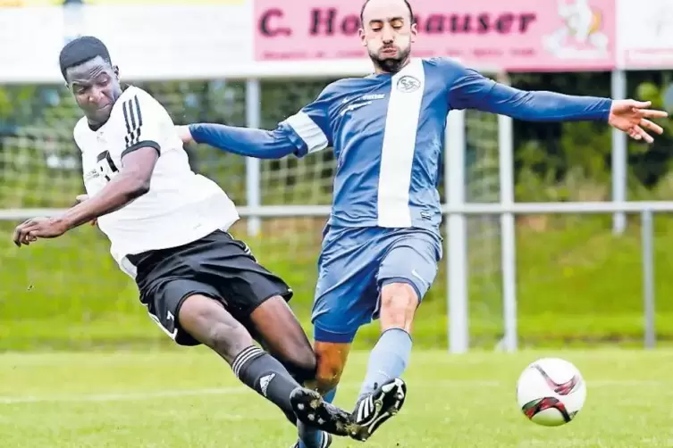 Mit Volldampf: Mohamed Ilboudo (links) vom SV Mackenbach im Duell mit Marcel Engel vom SV Schopp.