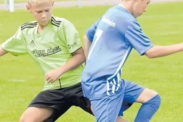 Königsbachs Christian Schmied (links) und seine Elf erkämpften sich beim 0:0 gegen Gonsenheim (rechts Enis Coric) den zweiten Sa