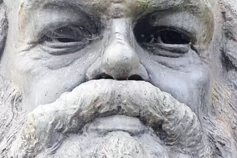 Die Büste auf dem Grab von Karl Marx in London.
