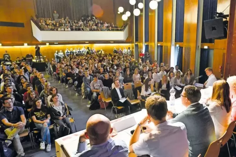 Volles Haus: Die Podiumsdiskussion verfolgten einige Zuhörer im Stehen.