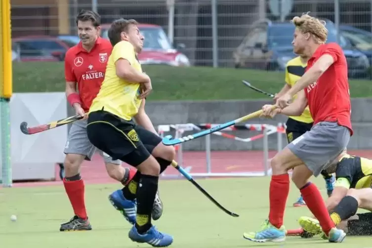 Nach dem Neustadter 9:0-Sieg gegen Alzey (hier erzielt Christian Neumann, vorne rechts, das 2:0) übernahm die TSG die Tabellenfü