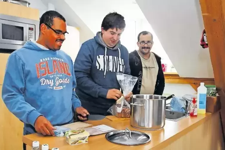 Daniel, Henrik und Michael (von links) leben in der Trainingswohnung und sind selbstständiger als die anderen Bewohner im Haus.