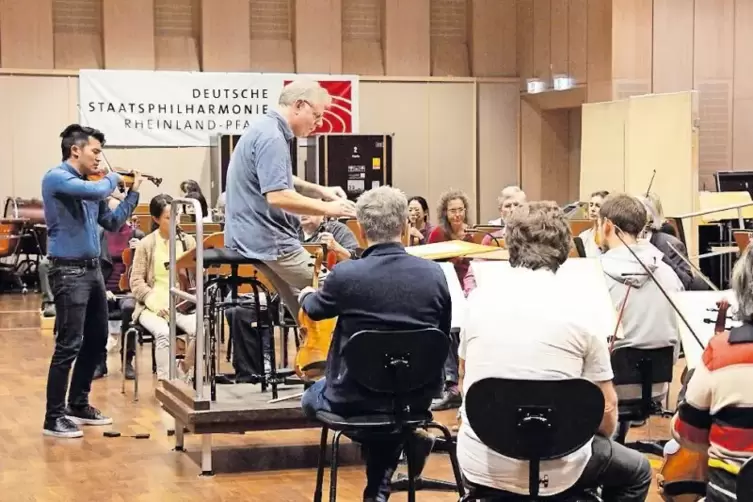 Der Geiger Ray Chen und Chefdirigent Karl-Heinz Steffens bei den Proben mit dem Orchester für das erste „Modern-Times“-Konzert i