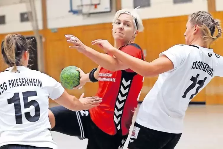 Leistungsträgerin bei der TG Waldsee: Bea Demski, hier im Derby gegen die TSG Friesenheim am Ball.