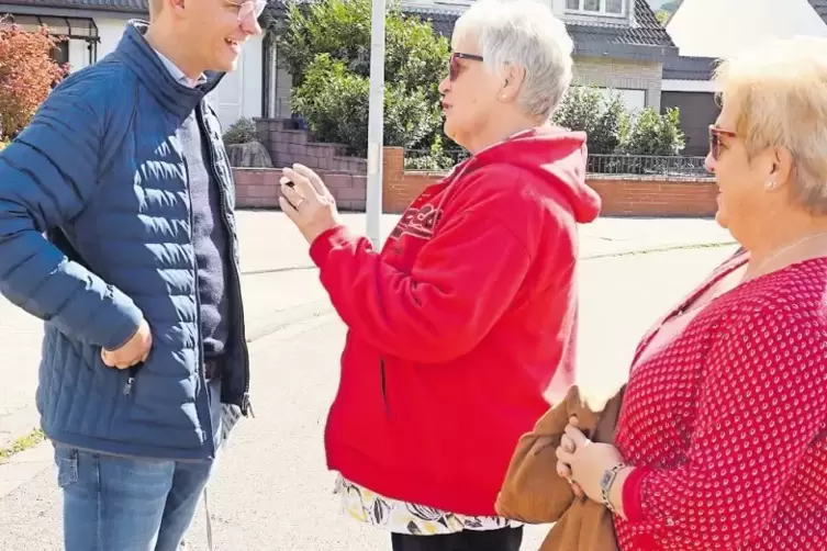 Der CDU-Bundestagsabgeordnete Johannes Steiniger aus Bad Dürkheim trifft auf zwei Passantinnen im Schwalbenweg in Asselheim.