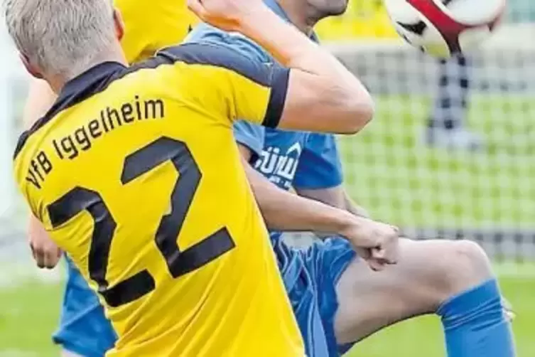 Der Iggelheimer Lukas Olbrich traf zum 1:1. Hier attackiert er den Böhler Ali Negde Schukri.