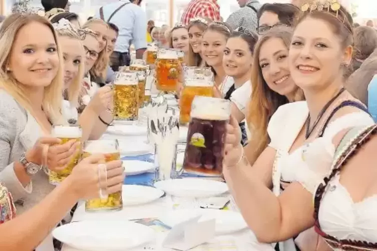 Die letztjährige Bierfestkönigin Jessica Lowin (Zweite von rechts) im Kreise anderer Würdenträgerinnen und Hoheiten im Festzelt.