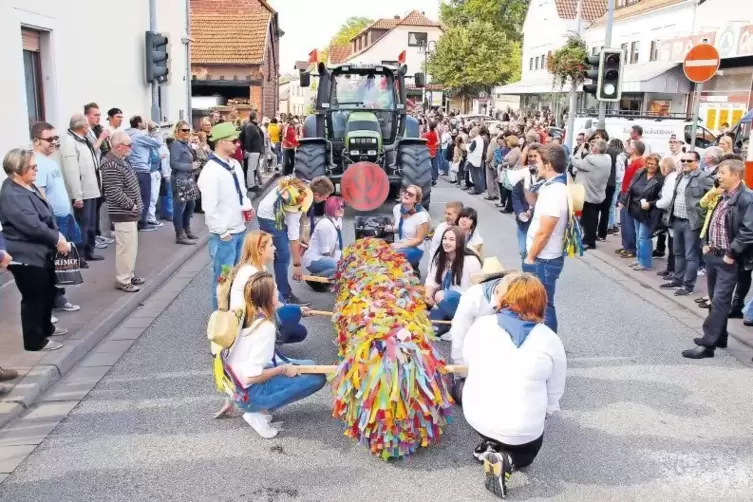 Hier noch mit einem einzelnen geschmückten Stamm: In diesem Jahr zieht die Weilerbacher Straußjugend erstmals mit einem großen u