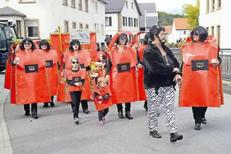 Modedesigner Harald Glööckler (Susanne Schläfer) ließ es sich nicht nehmen, im Dorf seine neuste Handtaschenkollektion zu präsen