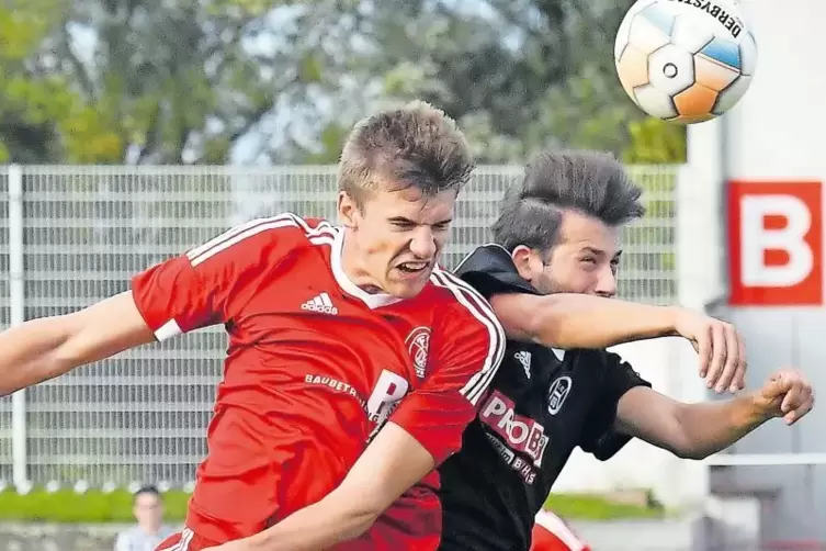 Alexander Hayers (in Rot) beim Offenbacher Pokalsieg in Haßloch. Rechts Kaan Temizkan.