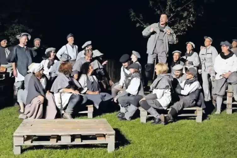 Gute Stimmung bei der Premiere: Der Bauernkrieg in Nußdorf ist Thema der dritten Station im Hof des Gemeindehauses bei der Stift