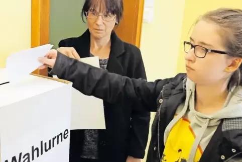 Haben bei der schulinternen Wahl am Wirtschaftsgymnasium in Eisenberg den „Ernstfall“ simuliert: Oberstufenschülerin Caro steckt