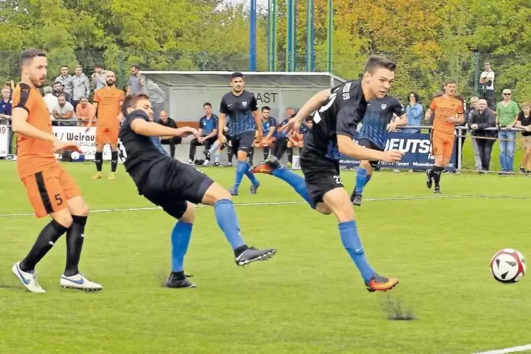 Das Scheibenschießen ist eröffnet: Eric Häußler (rechts) trifft zum 1:0 für Speyer.