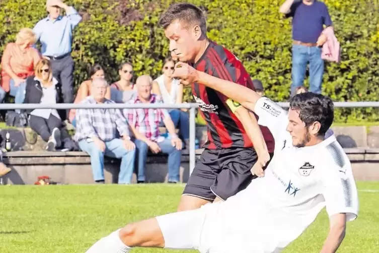 Fehrbachs Felix Schiefer holt sich den Ball, dahinter Andre Forsch.