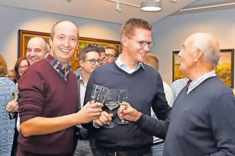 Da stößt man gerne an: Johannes Steiniger nimmt als neuer Wahlkreis-Abgeordneter für Neustadt/Speyer gestern Abend im Maler-Erns