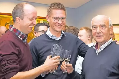 Johannes Steiniger nahm gestern Abend die Glückwünsche seines Vorgängers Norbert Schindler (rechts) und des Vorsitzenden des CDU