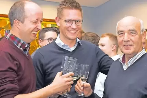 Anstoßen in gedämpfter Freude: Wahlkreis-Sieger Johannes Steiniger (Mitte) mit seinem Vorgänger Norbert Schindler und Parteifreu