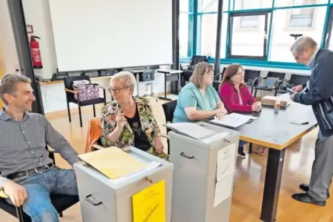 Zu diesem Zeitpunkt war das Rennen um die Landratswahl noch offen: Im Hochspeyerer Rathaus gibt Bernd Horr (rechts) seine Stimme