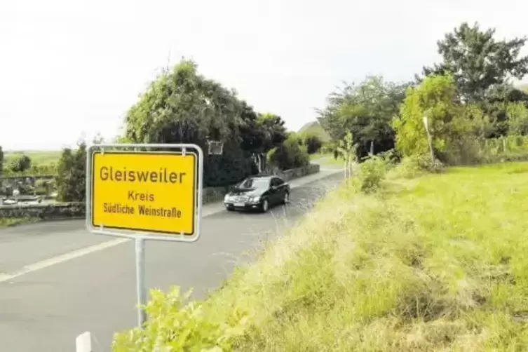 Zwischen dem Friedhof in Gleisweiler, wo Heiner Geißler morgen bestattet wird, und seinem Haus auf der rechten Straßenseite lieg