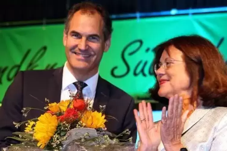 Landrätin Theresia Riedmaier applaudiert ihrem Nachfolger Dietmar Seefeldt nach dessen Vereidigung in Offenbach.  Foto: Iversen 