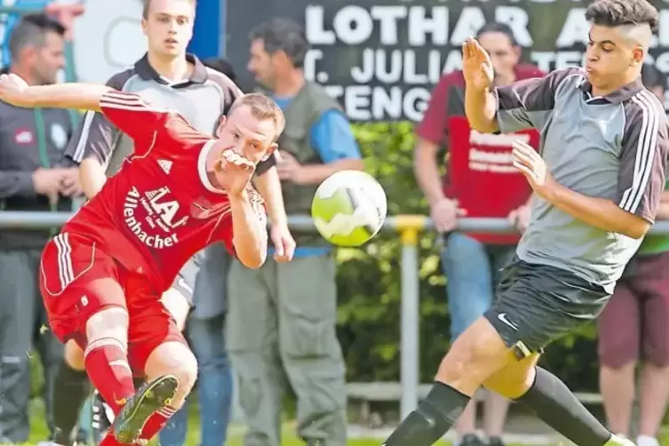 Bei der SpVgg Glanbrücken/St. Julian traf Andrew Bullinger (rot, gegen Tarek Quertani) für die „Föbos“, dennoch gab es dort eine