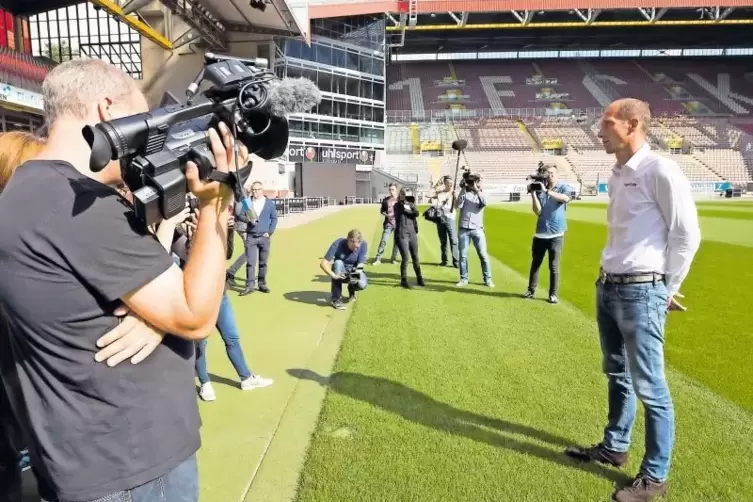 Von 1999 bis 2002 trug er als Spieler das FCK-Trikot, gestern bei seiner Vorstellung erschien er in Hemd und Jeans: der neue FCK