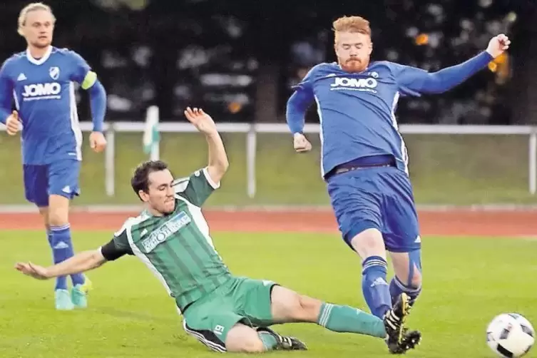 Steffen Sprau (rechts), hier vom Kandeler David Wagner (in Grün) attackiert, gehörte am Mittwoch nach langer Verletzungspause er