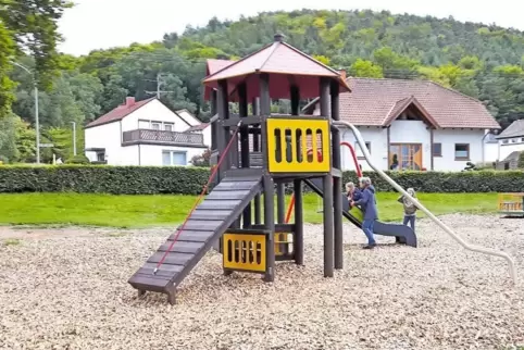 Der Spielplatz „Am Wäldche“ wurde mit einem neuen Kletterturm ausgestattet.