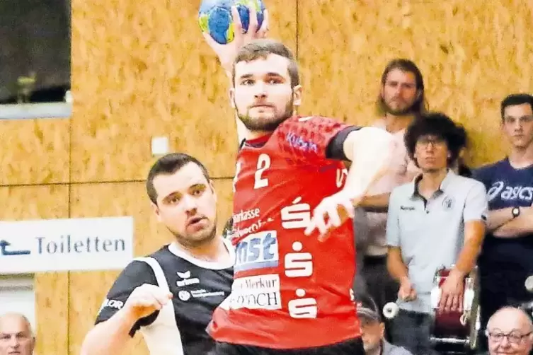 Moritz Baumgart (mit Ball im letztjährigen Duell mit dem TuS Dansenberg, hinten Steffen Kiefer) mag Training, das ihn richtig fo