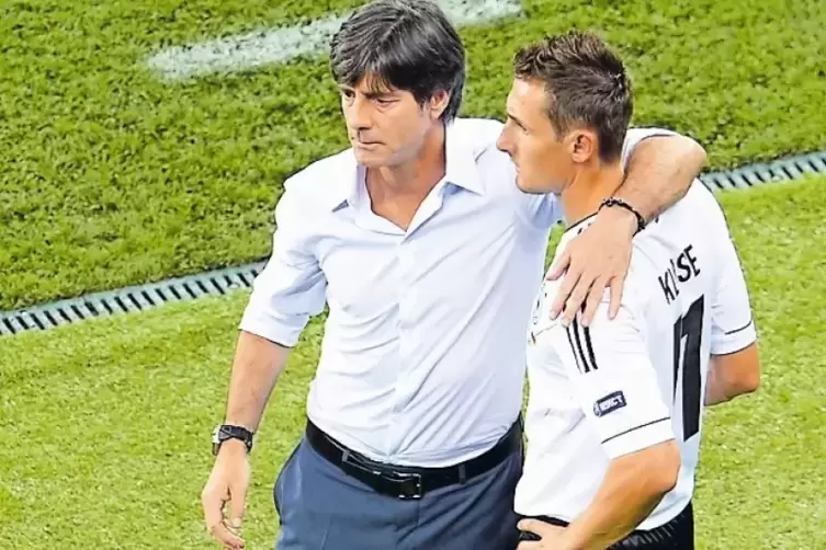 Jahrelang vertraute Bundestrainer Joachim Löw (links) seinem Musterknaben Miroslav Klose im Sturm der Nationalelf. Hier bei der 