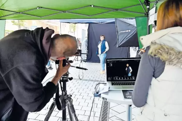 Thomas Brenner bei der Arbeit. Im Fokus: Flomersheims Ortsvorsteherin Heike Haselmaier (CDU).