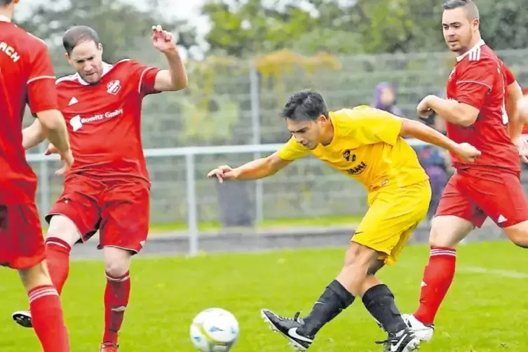 Liborio Barba (Mitte) erzielt drei Tore für Alemannia Maudach. Michael Daubermann (links) und Simon Ruppel vom SV kommen zu spät