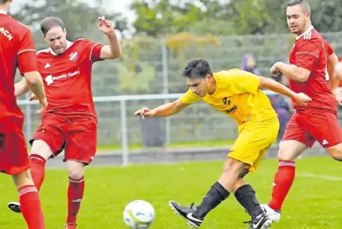 Liborio Barba (Mitte) erzielt drei Tore für Alemannia Maudach. Michael Daubermann (links) und Simon Ruppel vom SV kommen zu spät