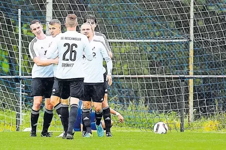 Freude nach dem ersten Streich: Die Rieschweiler Spieler beglückwünschen in ihrer Mitte Tobias Leonhard zum 1:0 in der neunten M