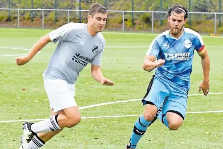 Wer ist schneller? Sprintduell zwischen Henrik Weishaar (links, FC Rodalben) und Markus Ertel (SV Ruhbank).