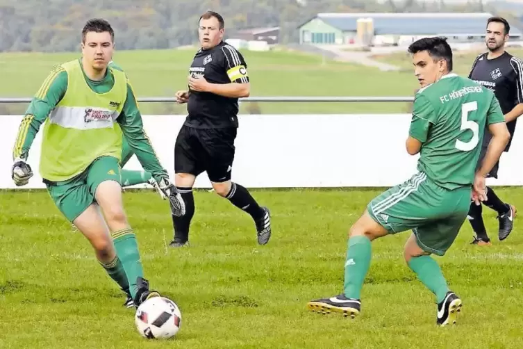 Heltersbergs Torwart Timo Müller (links) ist beim 2:0 durch Höhfröschens Ogusahn Aslan (rechts) chancenlos.