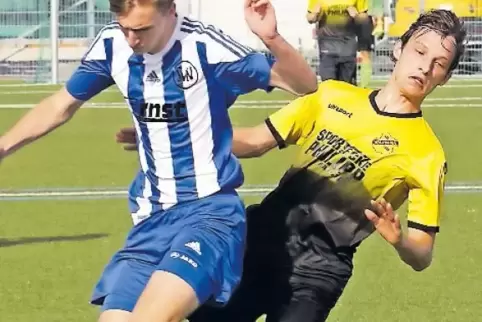 Abgehoben: Phillip Clemens (links, SG SVN Zweibrücken/FC Oberauerbach) stört den Angriff von Fabian Gries (Wallhalben).